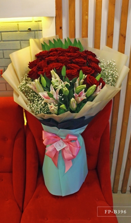 Bouquet of 24 Ecuadorian Roses and 4 Stems of Stargazer Lily
