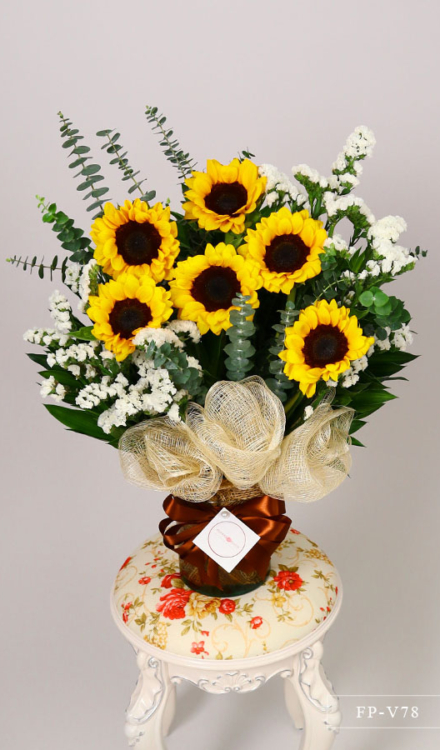 6 Sunflowers in a Vase