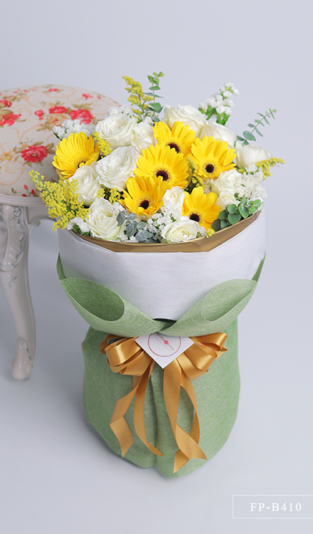 Bouquet of 12 Imported Roses and 6 Gerberas