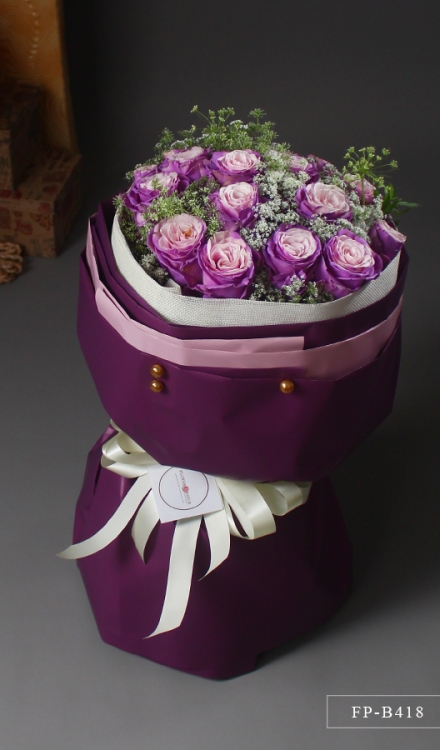 Bouquet of 18 Imported Roses