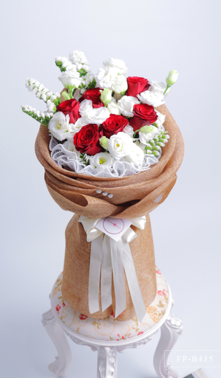Bouquet of 6 Imported Roses and 6 Stems of Lisianthus