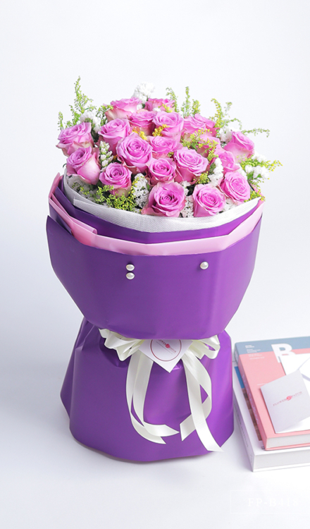 Bouquet of 18 Imported Roses