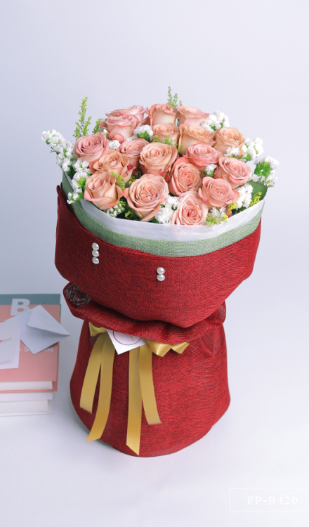Bouquet of 18 Imported Roses