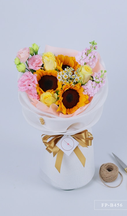 Bouquet of 3 Sunflowers, 3 Imported Roses, 3 Stems of Lisianthus and 2 Matthiolas