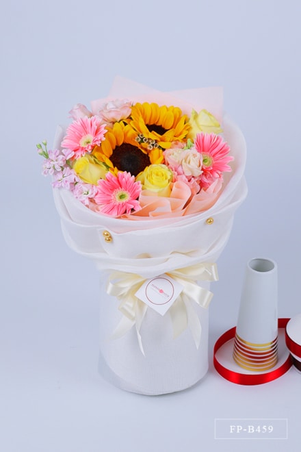 Bouquet of 2 Sunflowers, 3 Gerberas, 3 Imported Roses, 3 Stems of Lisianthus and 1 Matthiolas