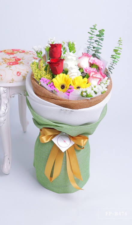 Bouquet of 6 Imported Roses, 2 Gerberas and 2 Carnations