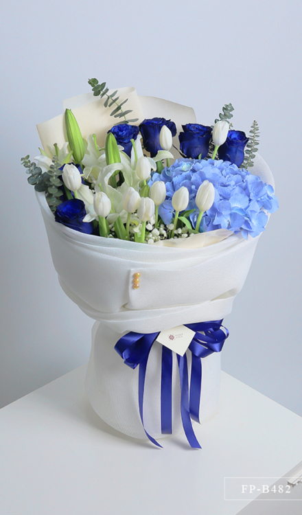 Bouquet of 6 Ecuadorian Roses, 10 Tulips, 1 Hydrangea and 3 Stems Casablanca Lily