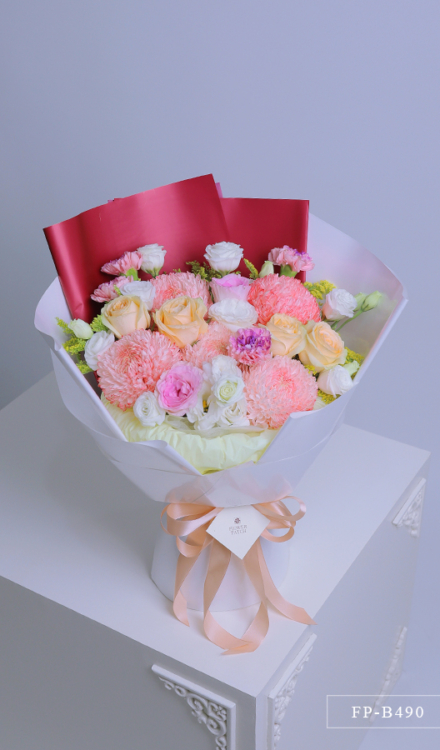 Bouquet of 4 Sunlight Mums, 6 Imported Roses, 4 Carnations and 6 Stems of Lisianthus