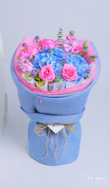 Bouquet of 6 Ecuadorian Roses, 1 Hydrnagea and 4 Matthiolas