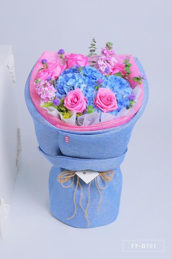 FP-B501 product phot Bouquet of 6 Ecuadorian Roses, 1 Hydrnagea and 4 Matthiolas